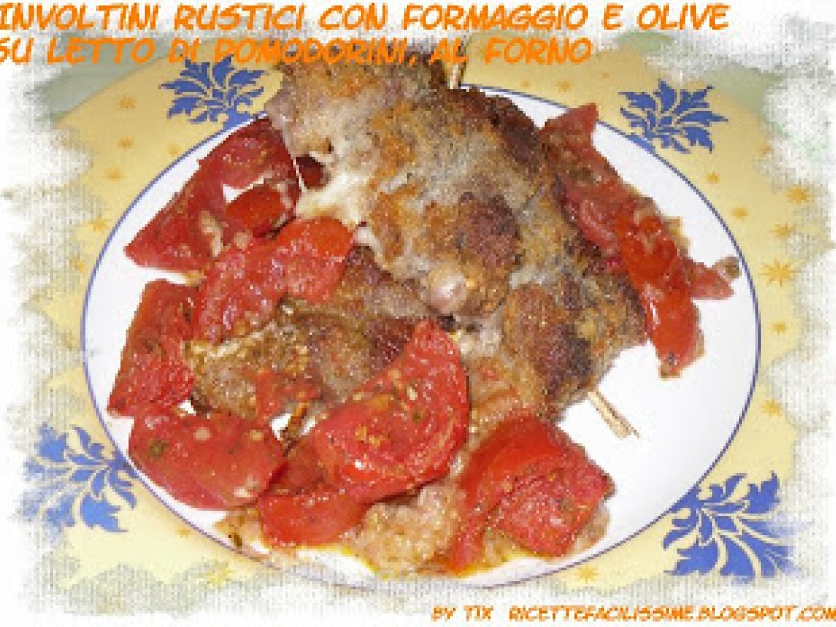 INVOLTINI RUSTICI CON FORMAGGIO E OLIVE SU LETTO DI POMODORINI, AL FORNO - foto 2