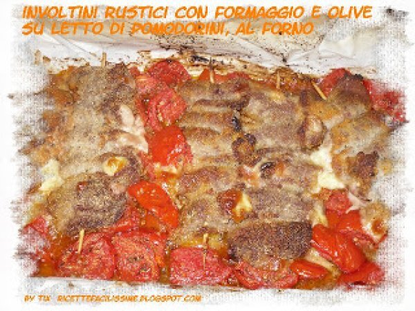 INVOLTINI RUSTICI CON FORMAGGIO E OLIVE SU LETTO DI POMODORINI, AL FORNO