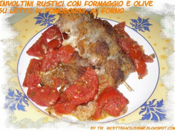 INVOLTINI RUSTICI CON FORMAGGIO E OLIVE SU LETTO DI POMODORINI, AL FORNO - foto 2