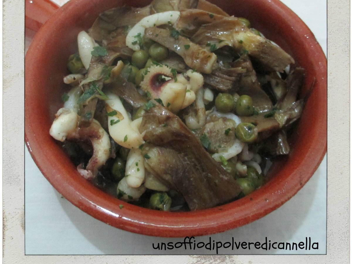 JULIENNE DI SEPPIOLINE CON PISELLI E CARCIOFI IN UMIDO