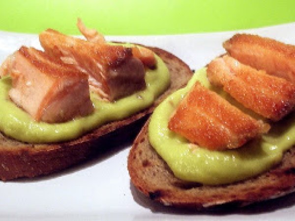 La bruchetta tres chic: salsa di avocado e salmone al sale rosa-arancio