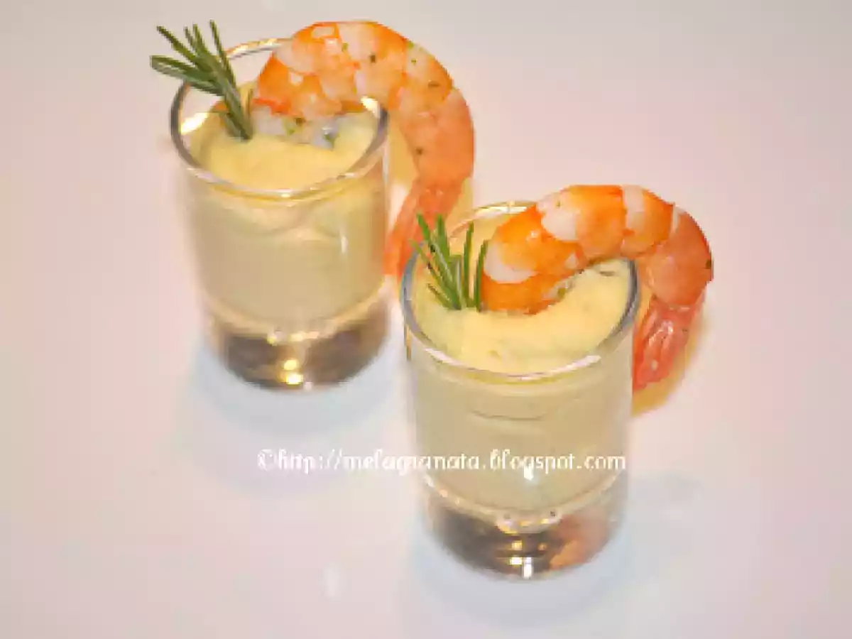 La dieta va bene, ma ogni tanto Crema di ceci al rosmarino con gamberi spadellati.