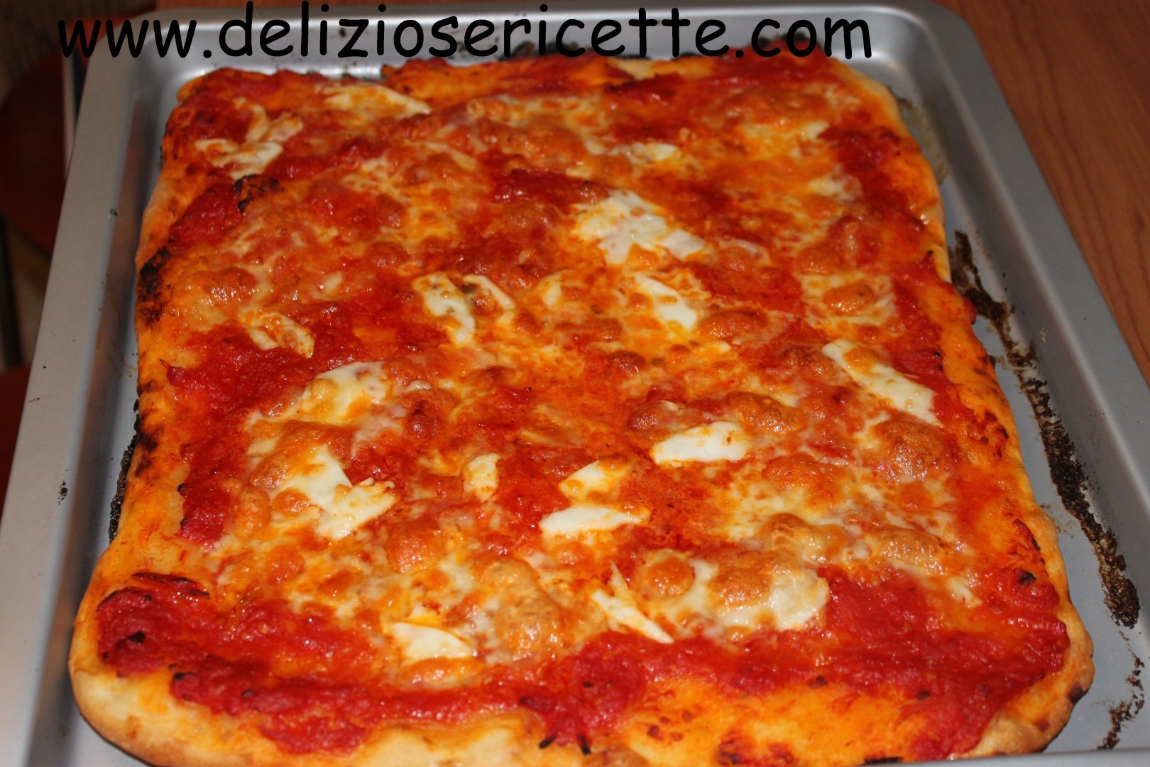 La pizza con pomodoro e mozzarella - Ricetta Petitchef