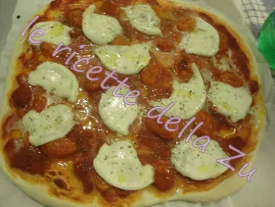 La Pizza Regina: Pomodori Datterini e Mozzarella di Bufala