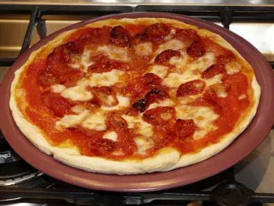 La pizza salame piccante e pomodorini secchi (?ma anche una Margherita), foto 2