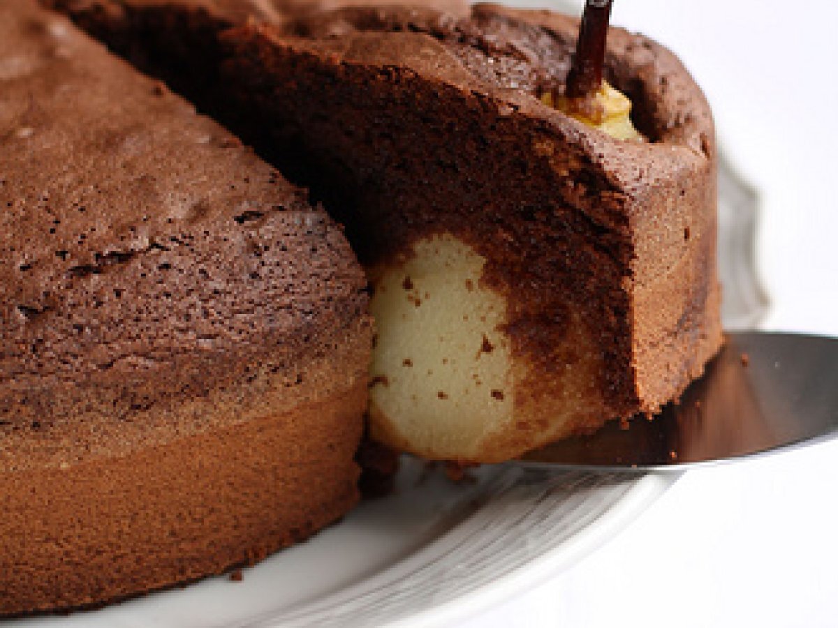 La torta di cioccolato e cardamomo con le pere (intere)