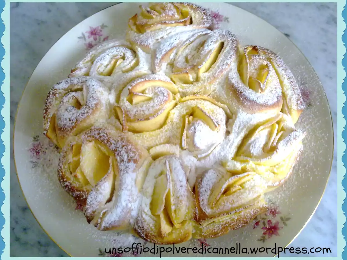 LA TORTA DI ROSE DI PASTA BRIOCHE CON CREMA PASTICCERA E PROFUMO DI MELE E CANNELLA