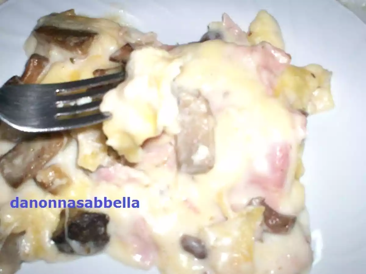 LASAGNA CON FUNGHI DI BOSCO IN BESCIAMELLA, COTTO ED EMMENTHAL