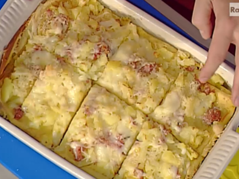 Lasagna di crespelle con patate, provolone e prosciutto cotto