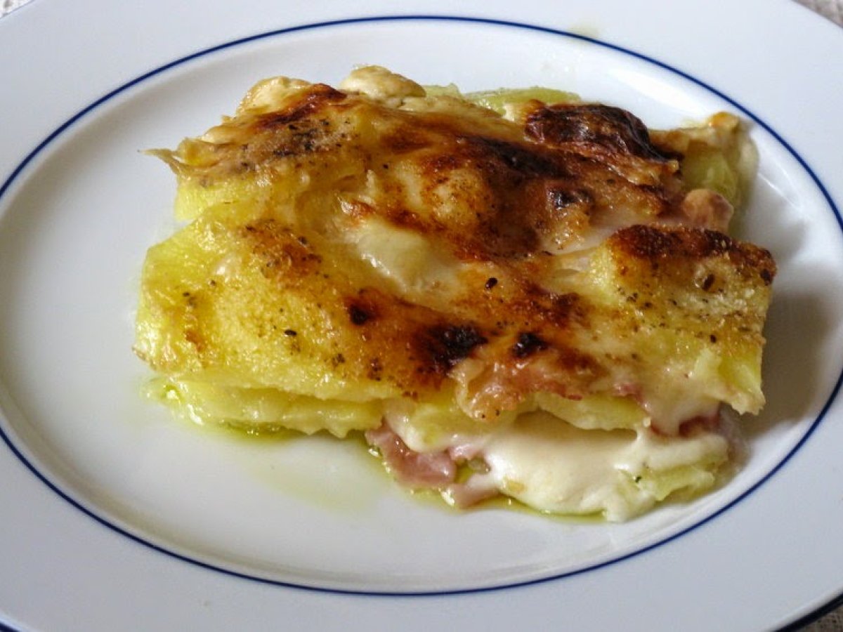 Lasagna di patate, prosciutto e mozzarella