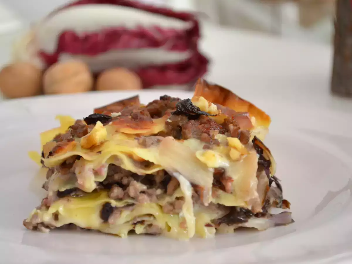 Lasagna radicchio, scamorza e salsiccia