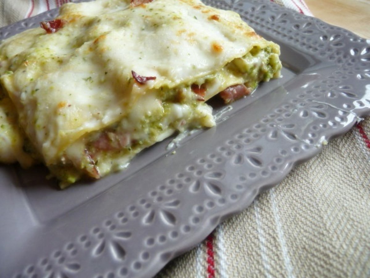 Lasagne con pesto di zucchine, speck e scamorza