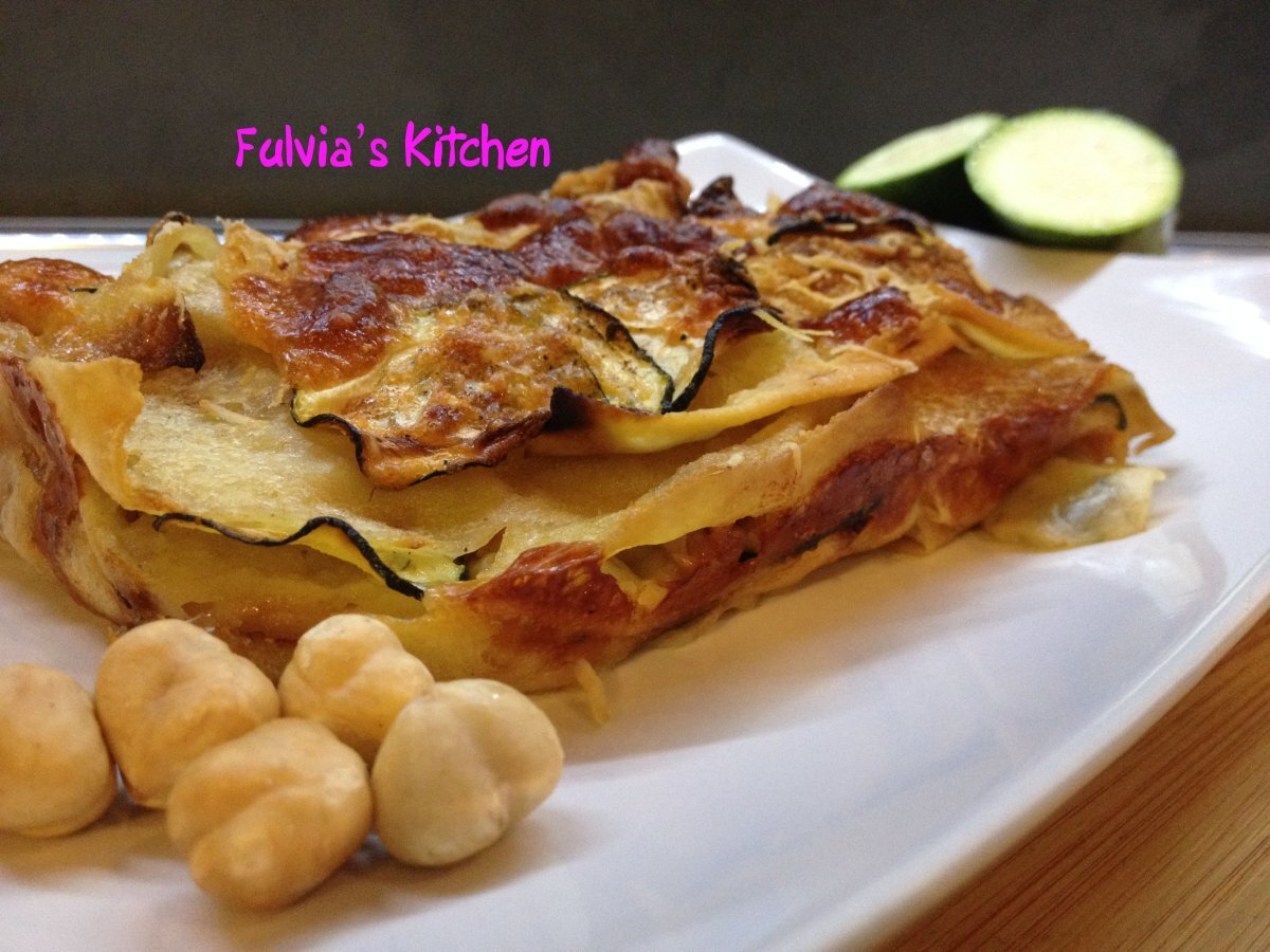 Lasagne di pane guttiau con speck, zucchine e mozzarella