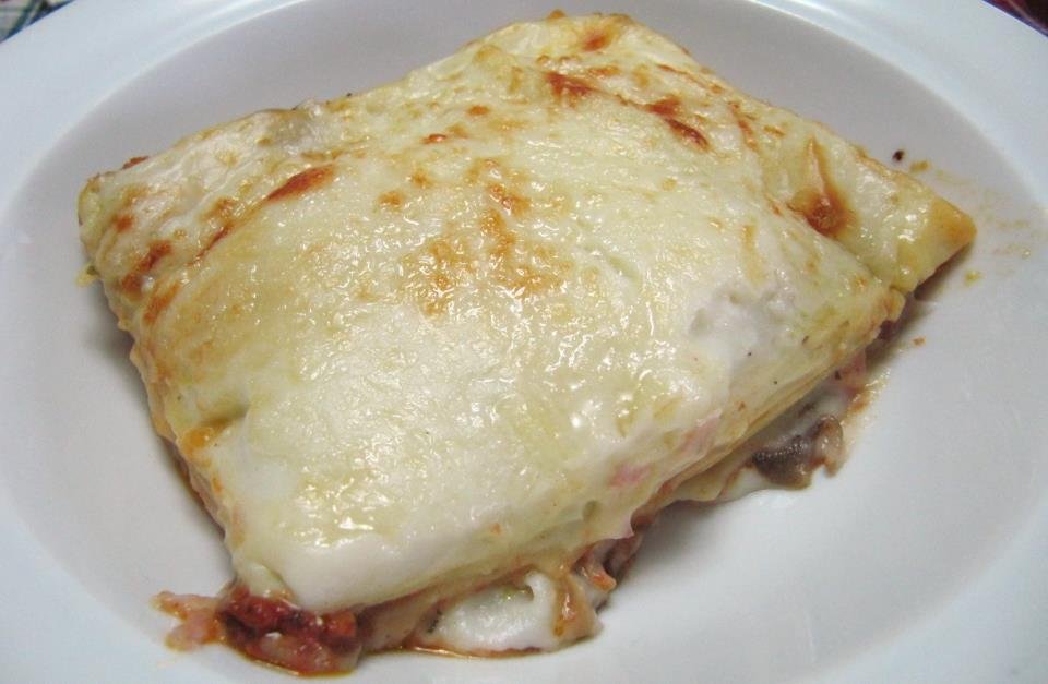 Lasagne in salsa di champignon con prosciutto cotto e pancetta
