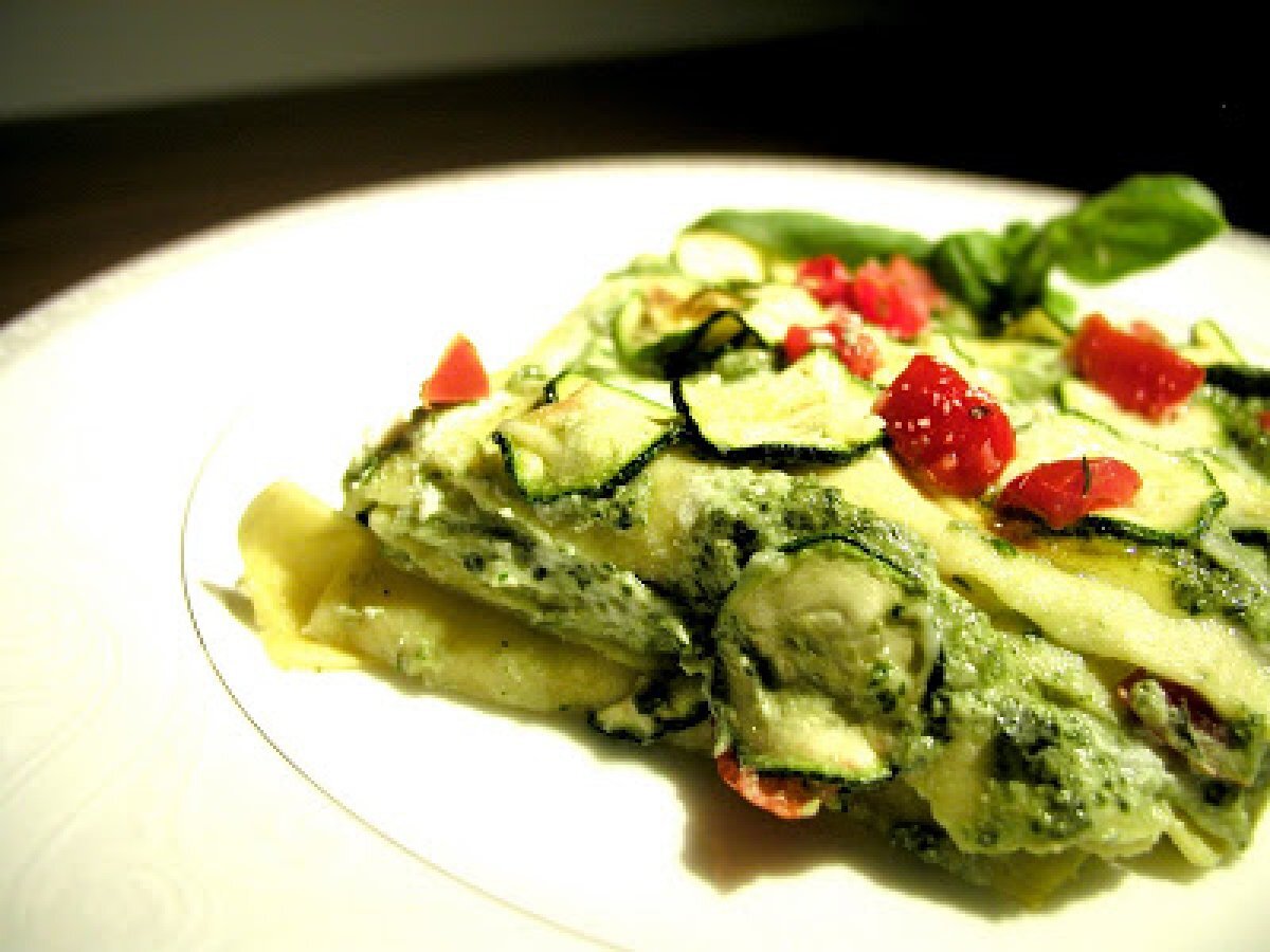 Lasagnetta con pesto, salsa di ricotta, zucchine grigliate e pomodorini ...