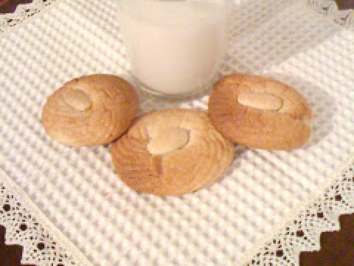 LATTE DI MANDORLA con BISCOTTI DI MANDORLE