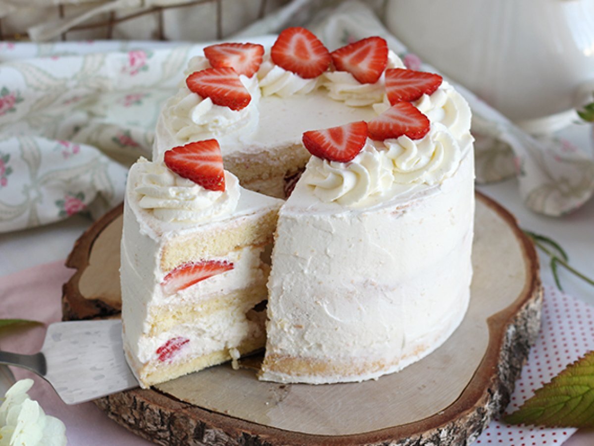 Layer cake alle fragole con crema al mascarpone