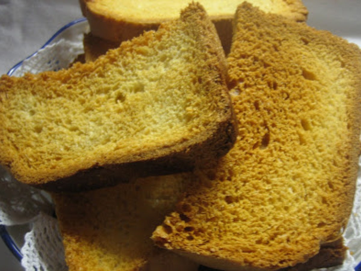 LE FETTE BISCOTTATE CON LA MACCHINA DEL PANE