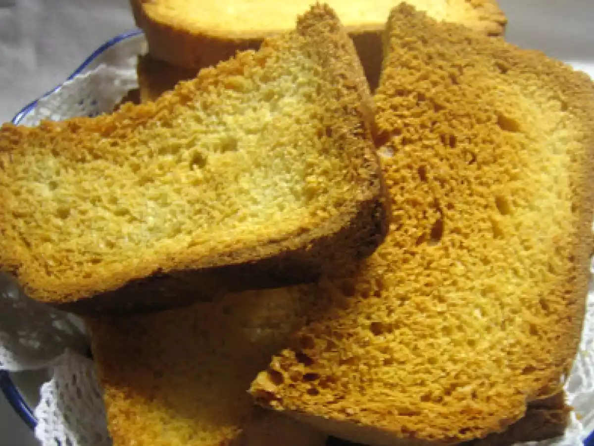 LE FETTE BISCOTTATE CON LA MACCHINA DEL PANE