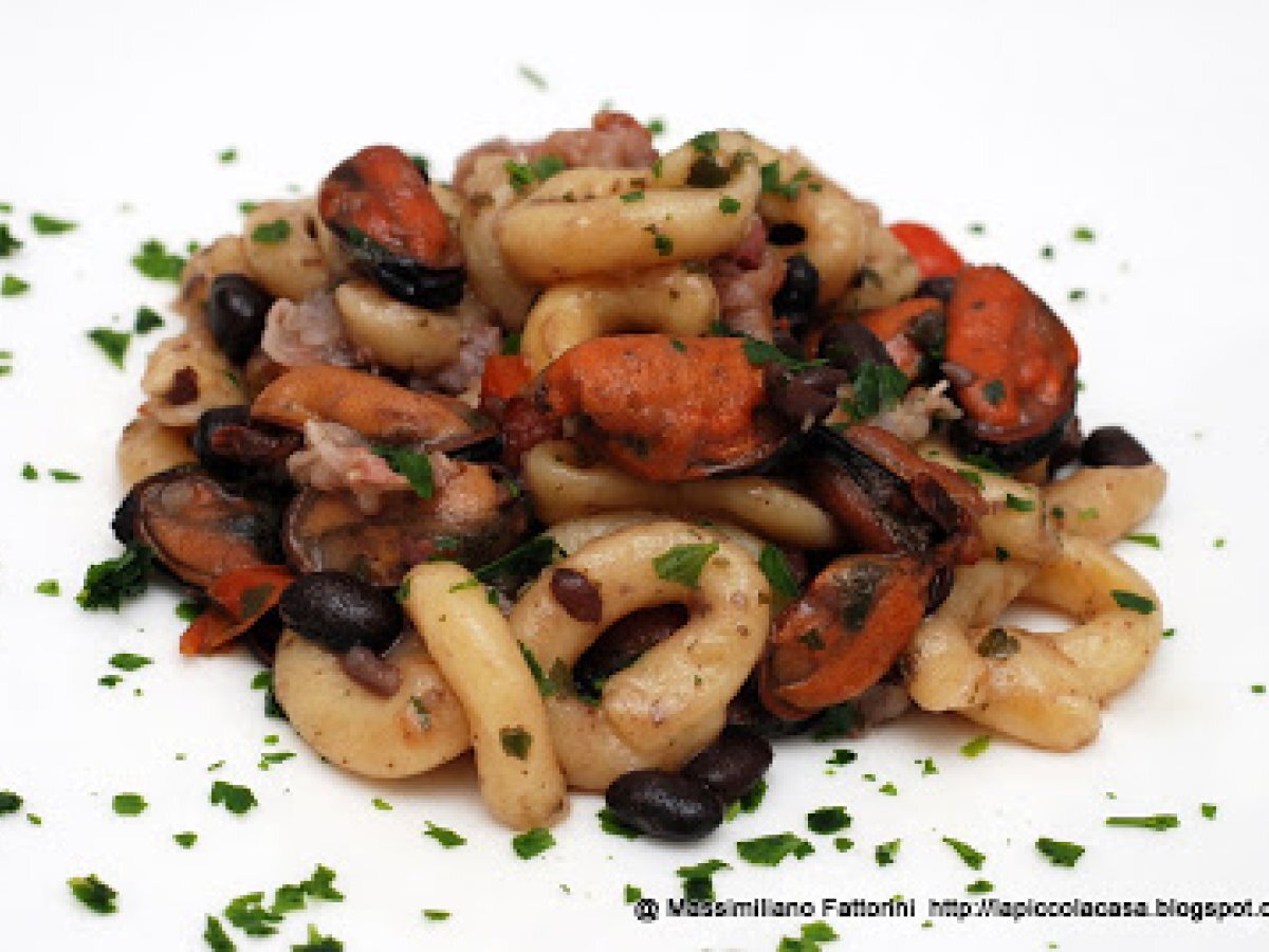 Le paste regionali: pecorare con cozze, fagioli neri e pancetta croccante