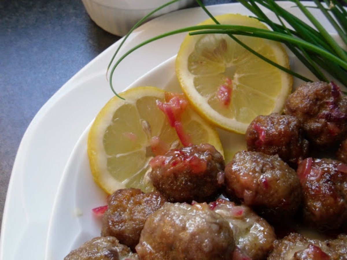 LE POLPETTINE AL LIMONE, CIPOLLA ROSSA e salsa allo yogurt - foto 2