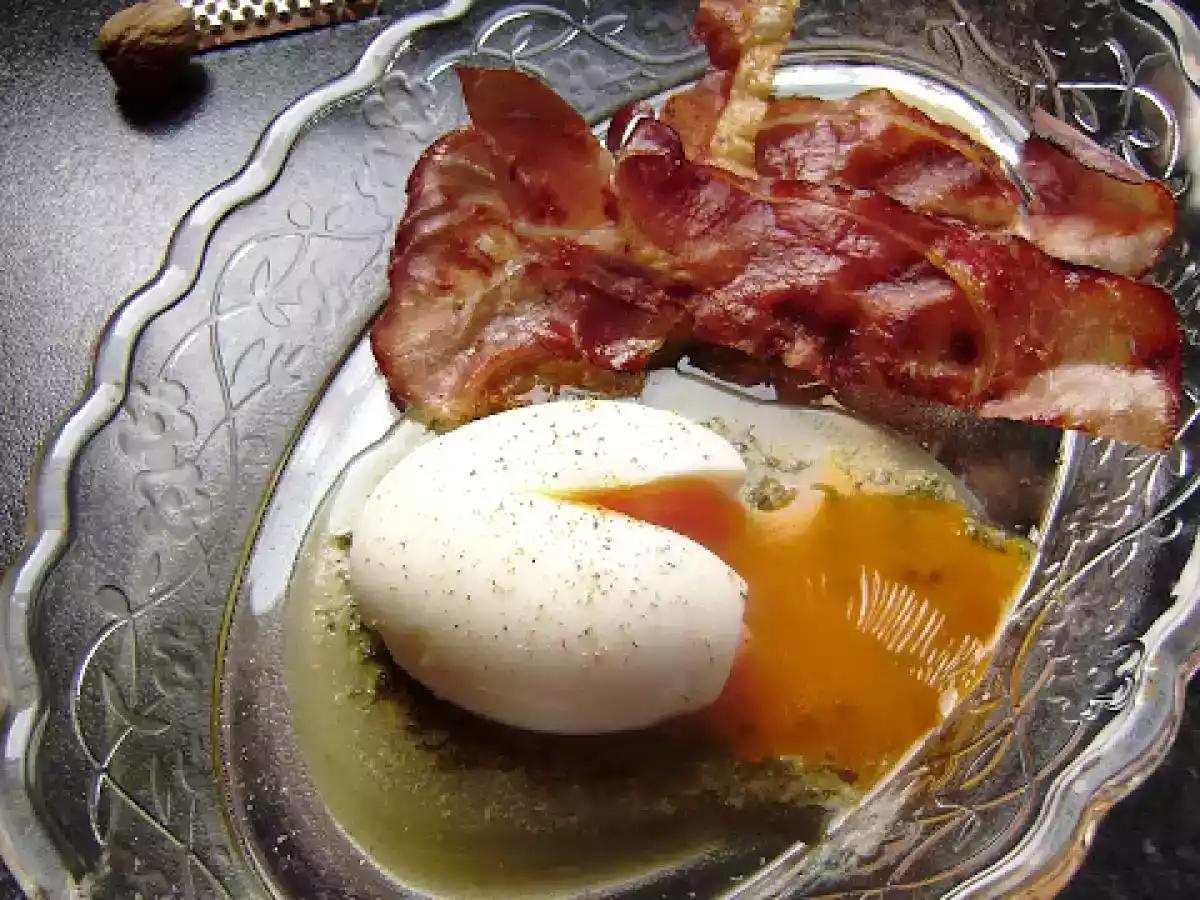 Le uova alla coque con burro di erbe aromatiche e speck croccante - foto 2