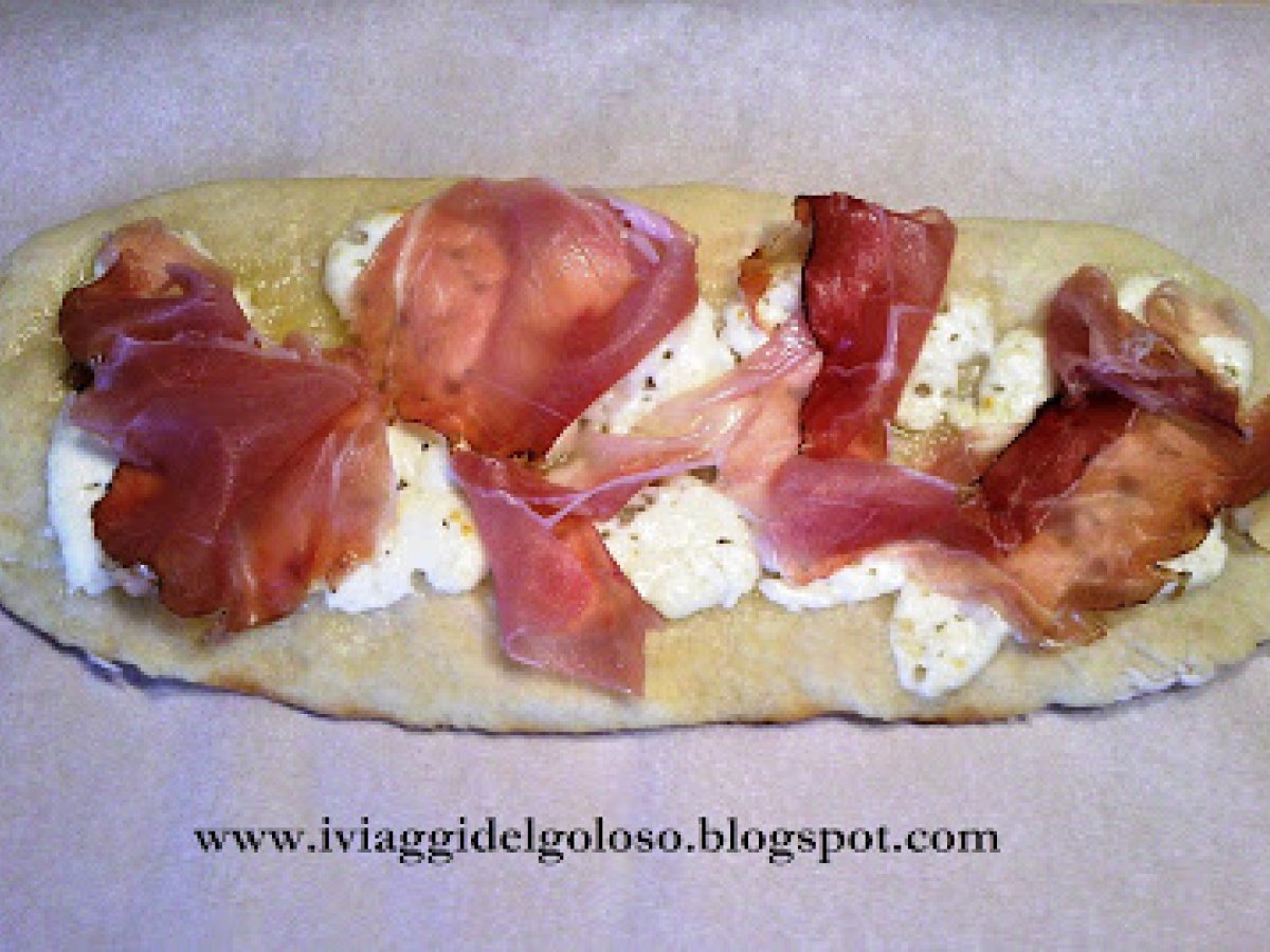 LINGUE DI PIZZA CON FORMAGGIO E SPECK