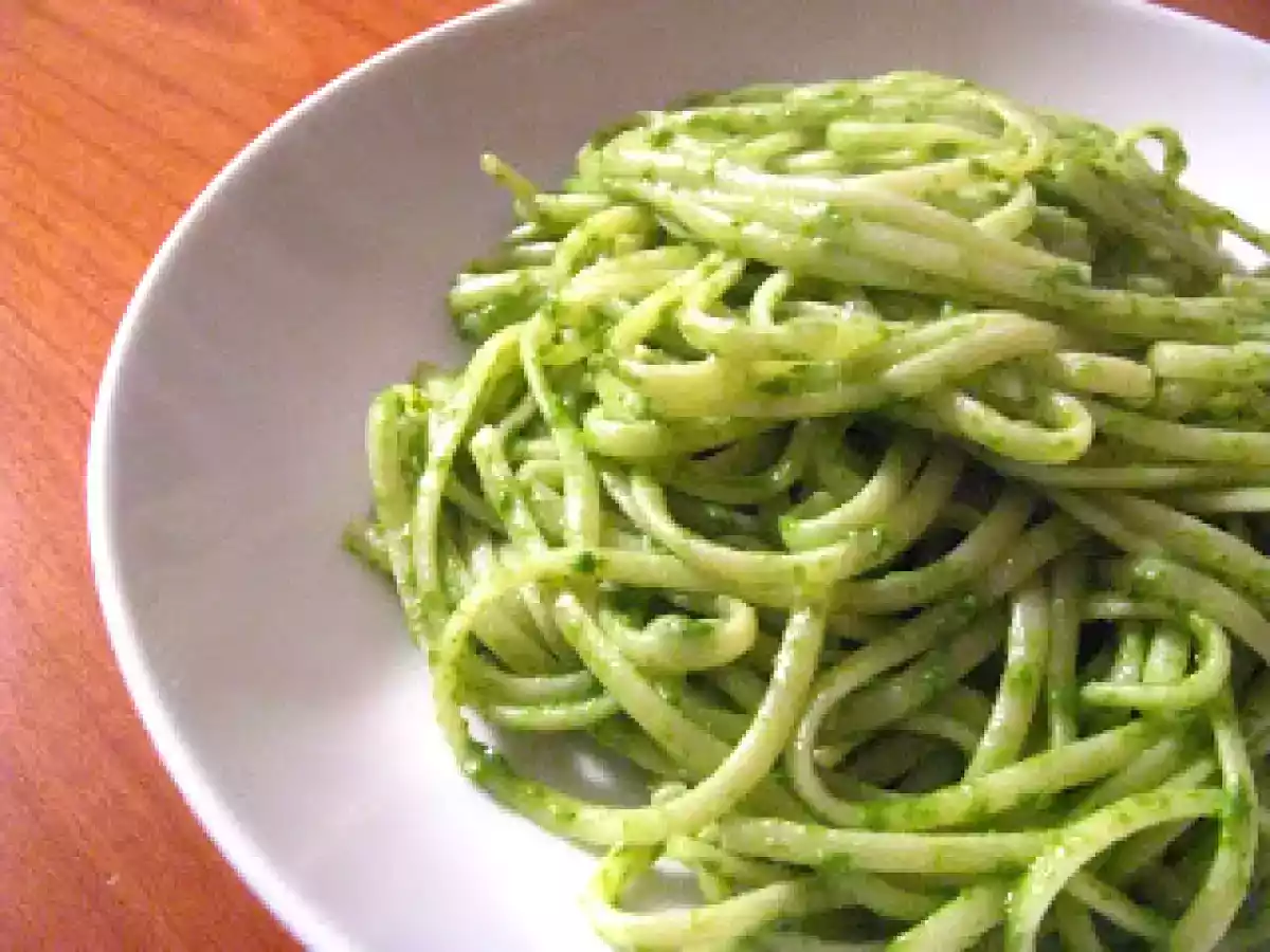 Linguine al pesto con nocciole, deliziosa variante per un classico!
