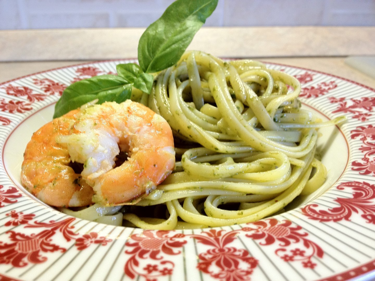 Linguine al pesto sfizioso e gamberi Ricetta Petitchef