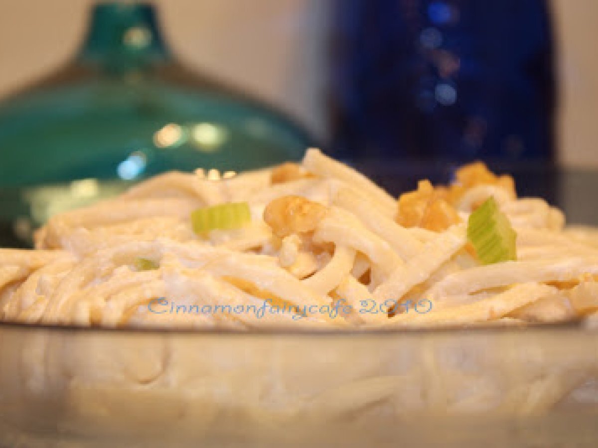 Linguine alla salsa di ricotta, noci e sedano