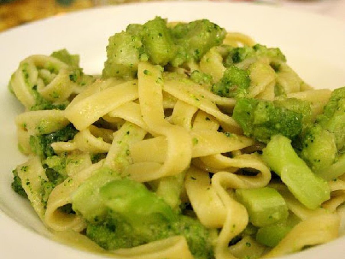 LINGUINE CON ACCIUGHE E CAVOLO VERDE