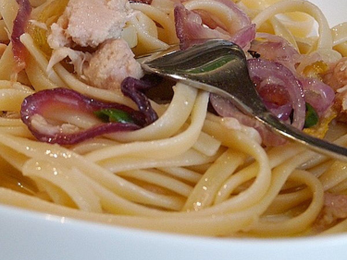 Linguine con cipolla di Tropea, tonno e limone