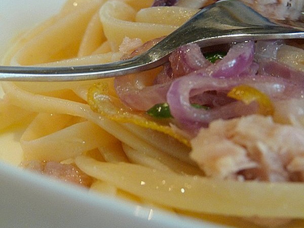 Linguine con cipolla di Tropea, tonno e limone - foto 3