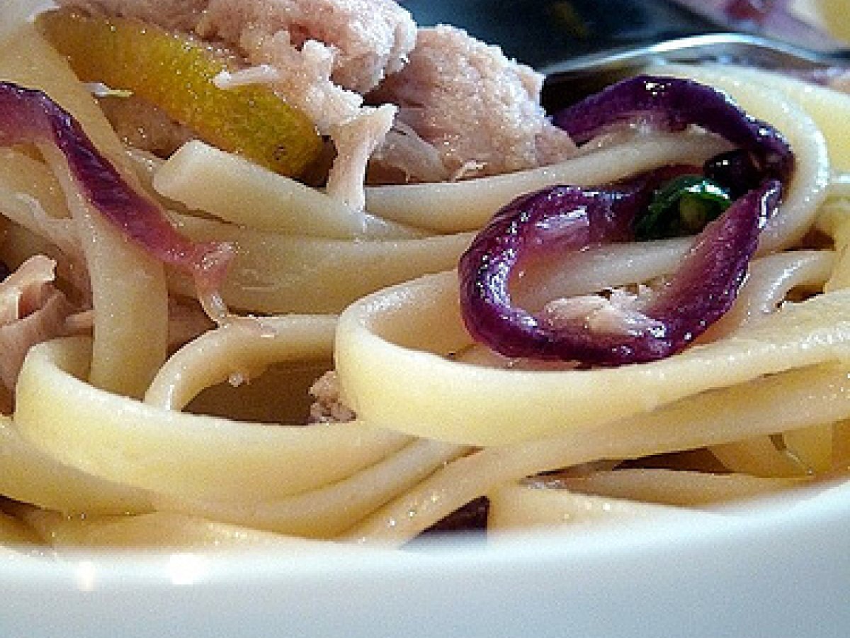 Linguine con cipolla di Tropea, tonno e limone - foto 4