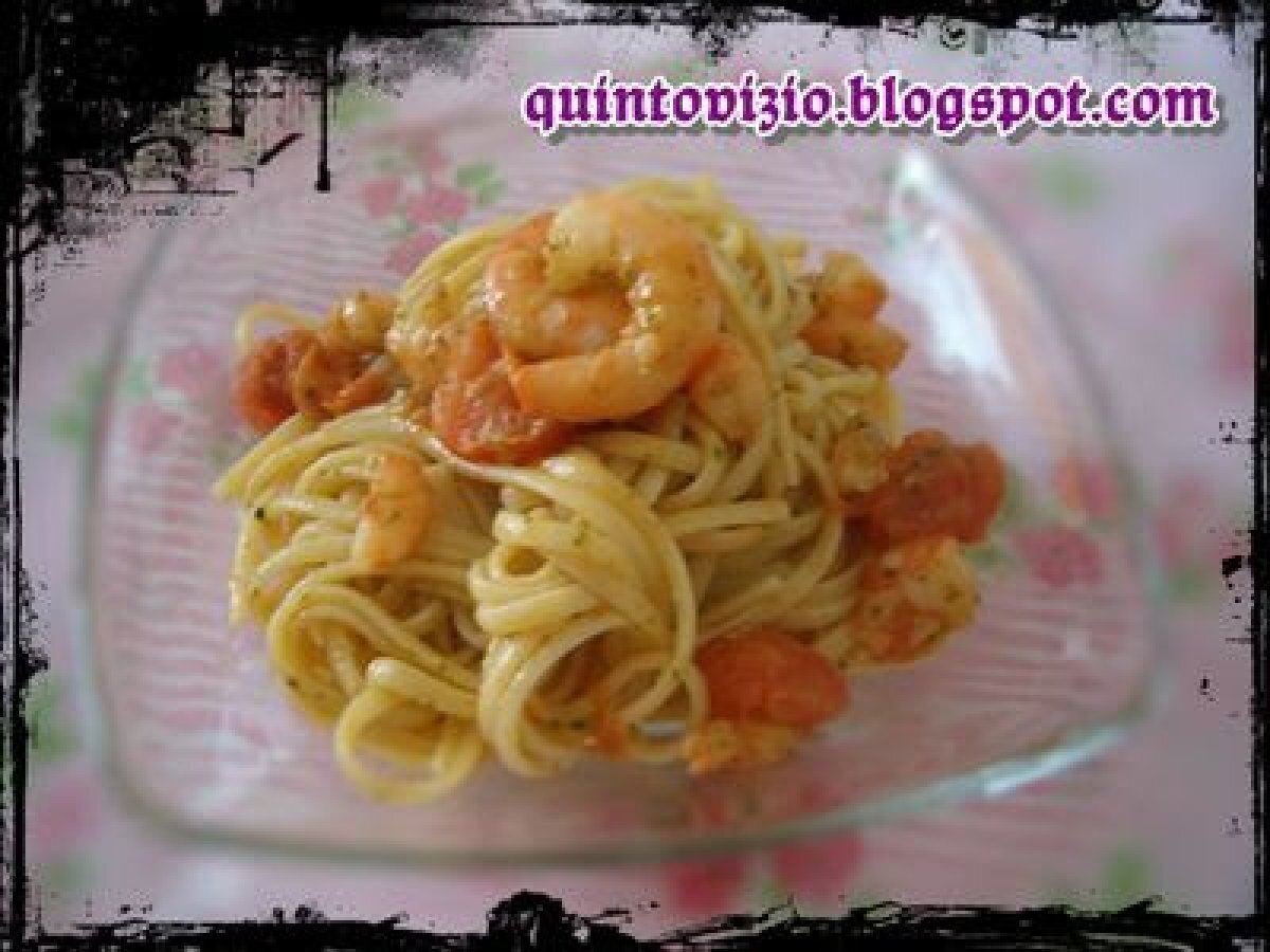 Linguine con code di gamberoni, pomodorini e pesto