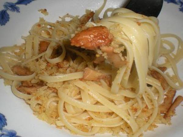 Linguine con funghi e mollica fritta