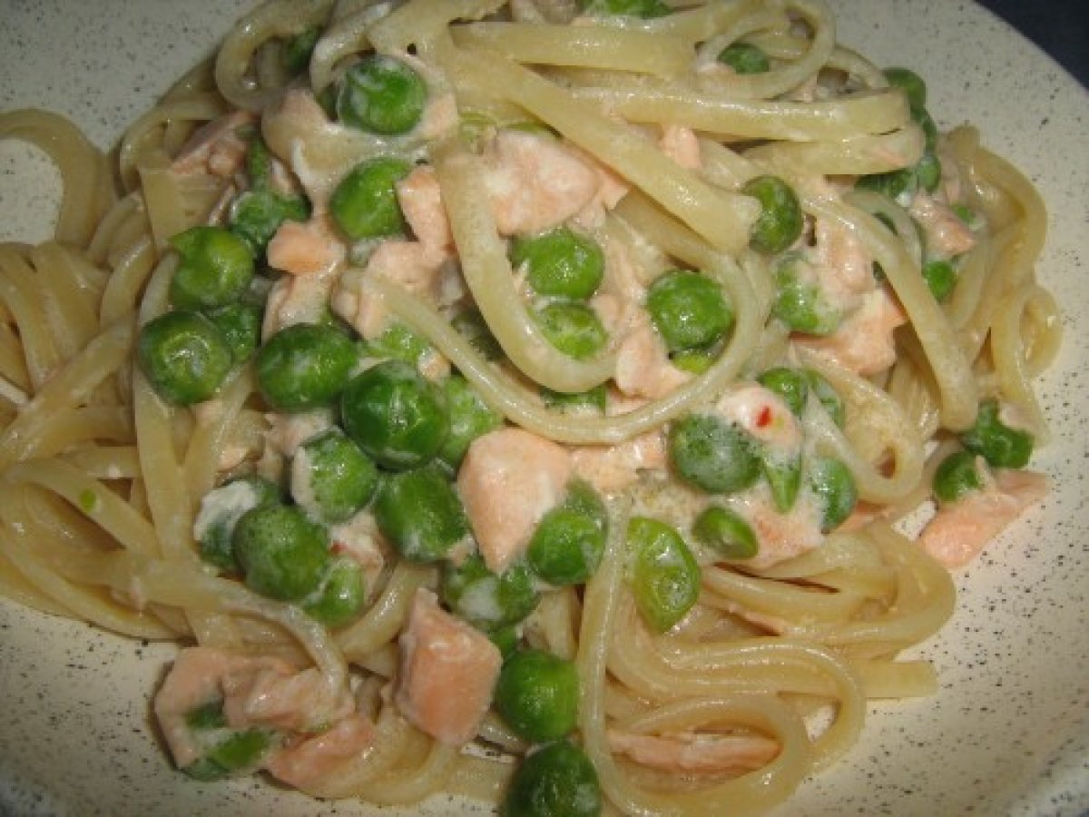 Linguine con salmone e piselli