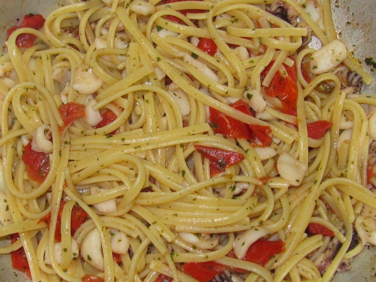Linguine con seppie e pomodorini
