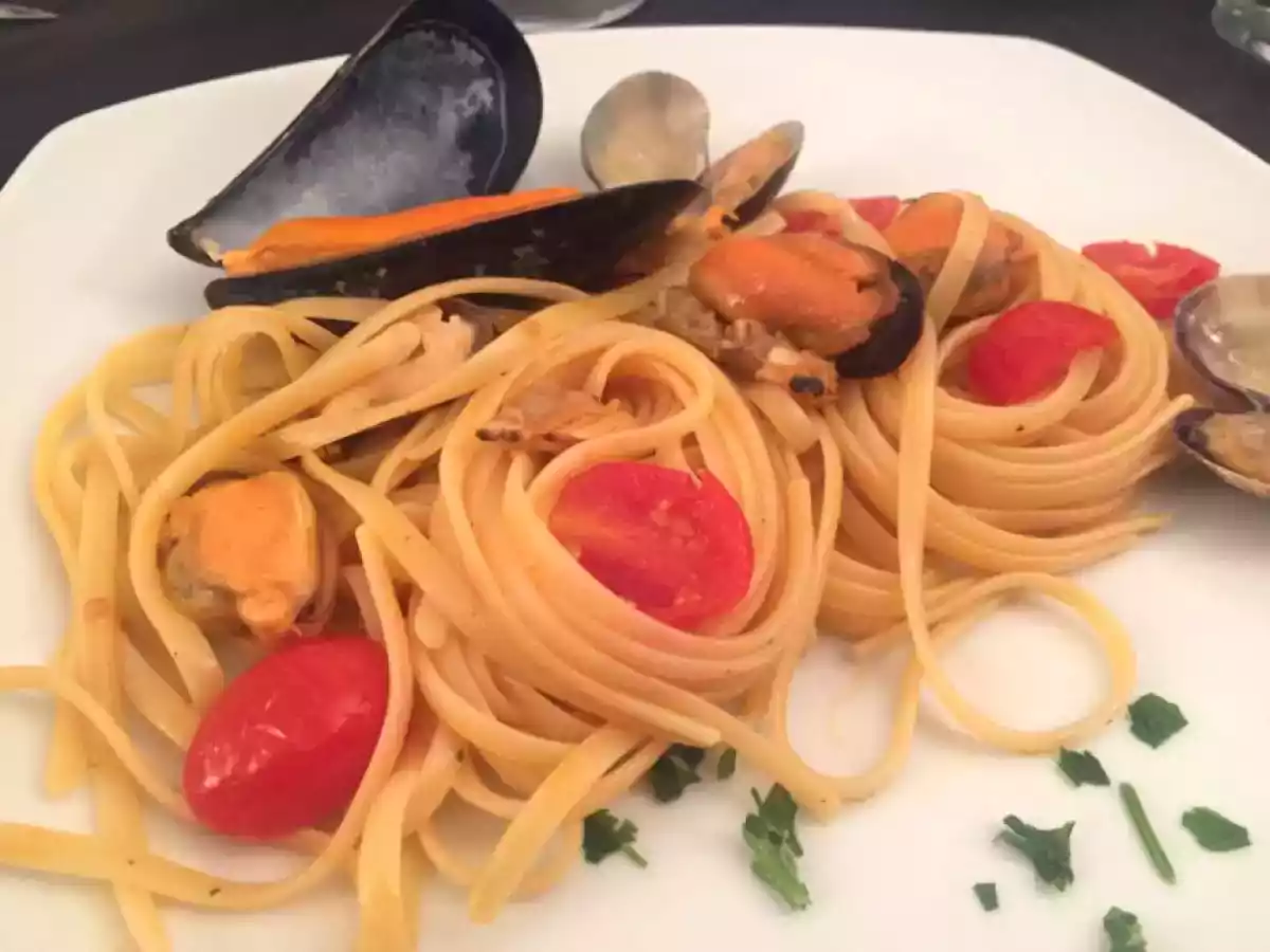 Linguine cozze, vongole e pomodorini