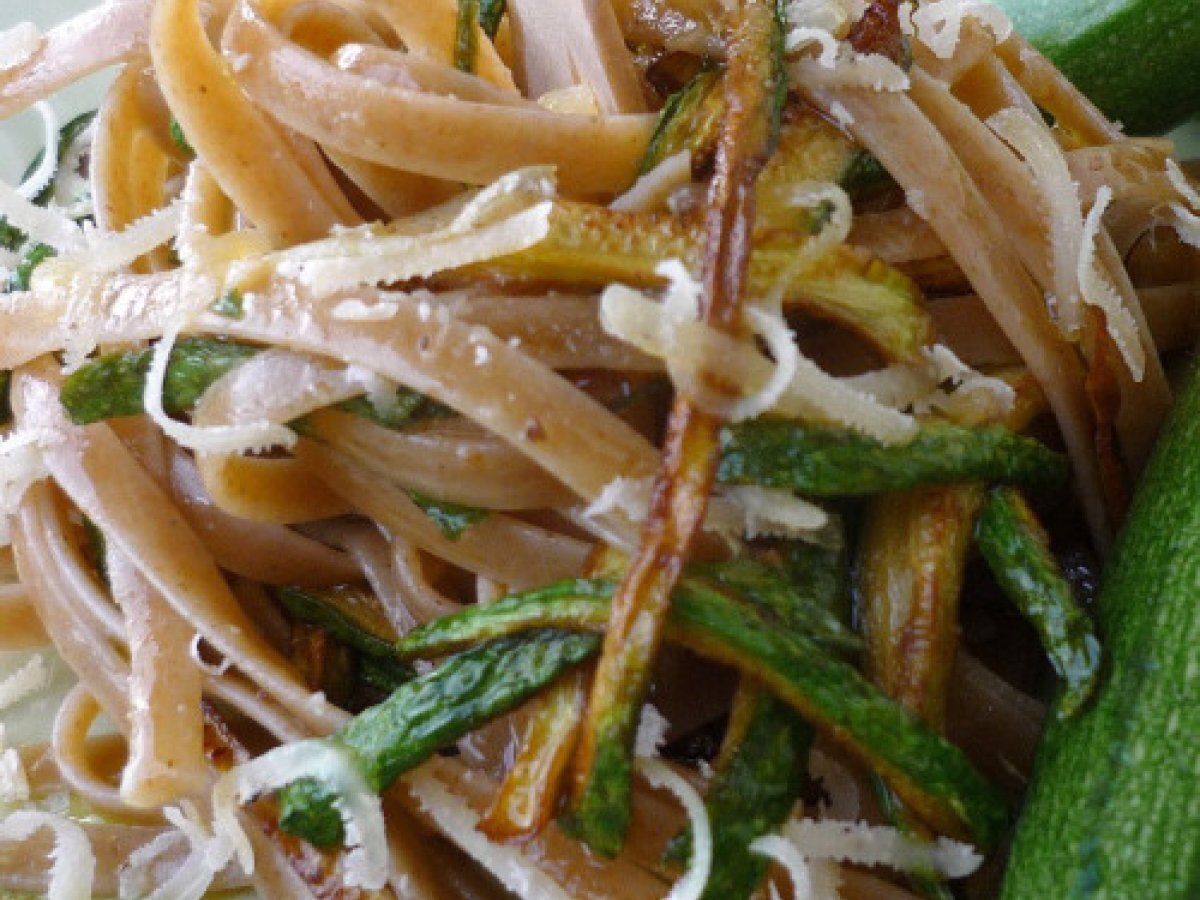 Linguine di Kamut con zucchine e ricotta affumicata