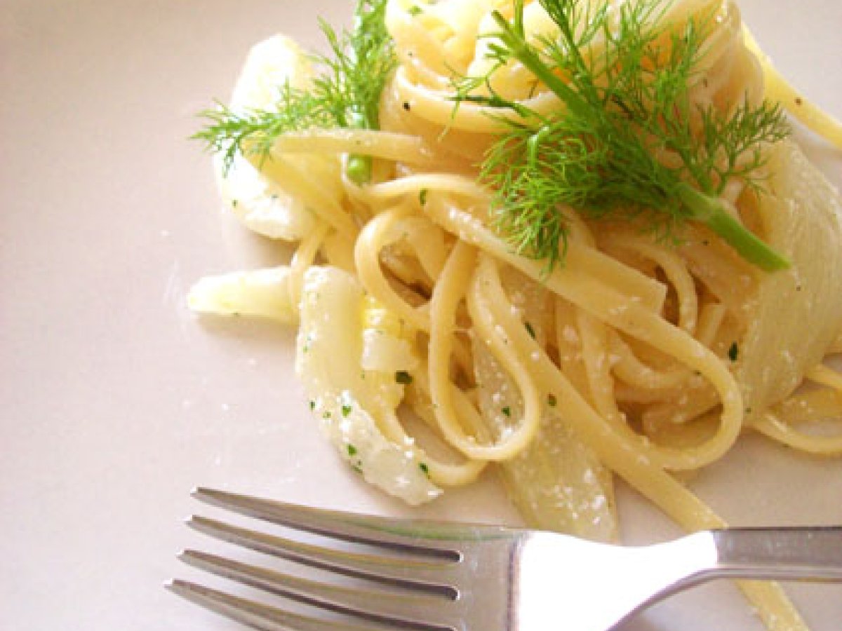 Linguine finocchi e yogurt, un primo piatto delicato e facile da preparare