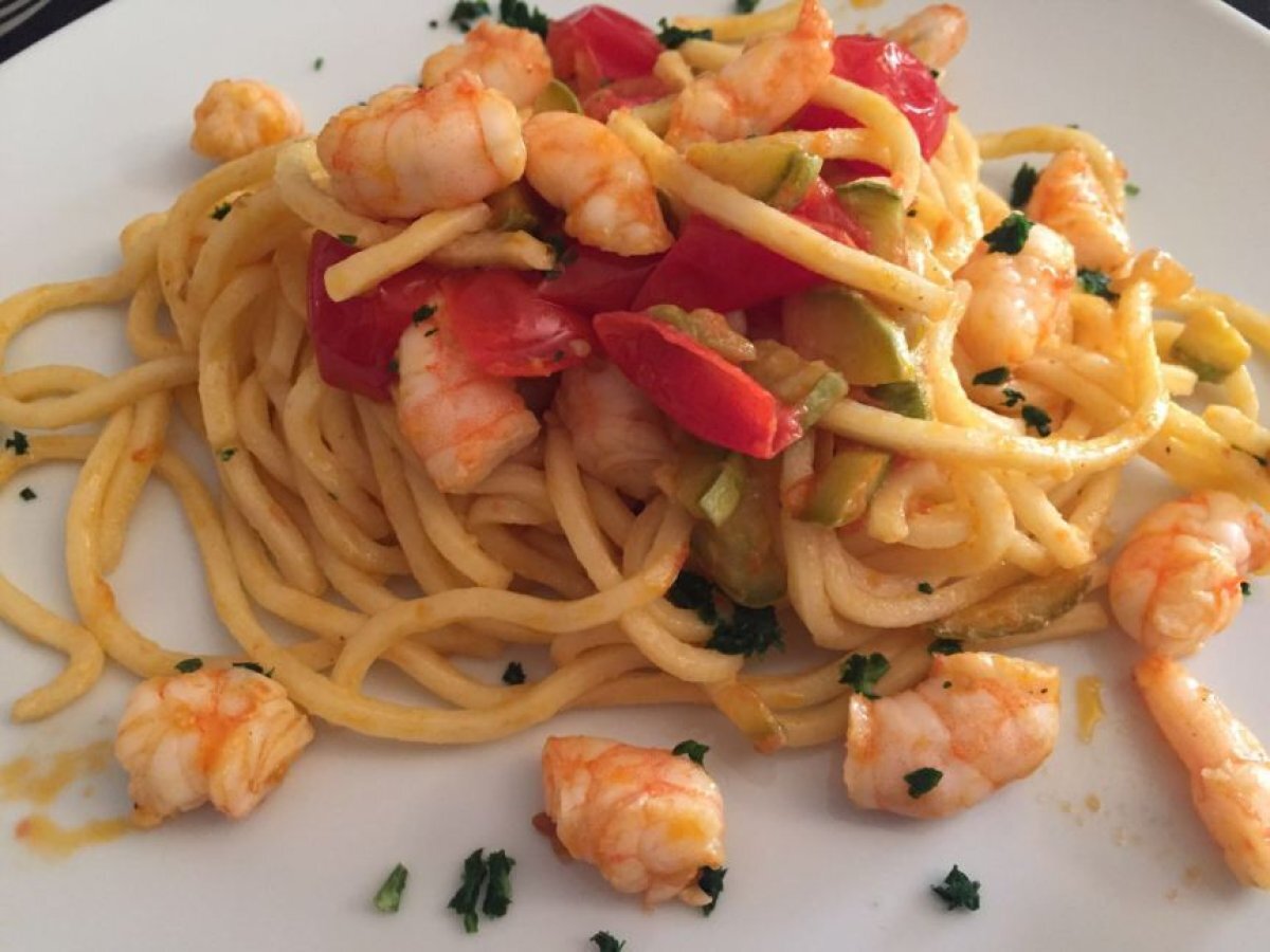 Linguine, gamberetti, zucchine e pomodorini Pachino