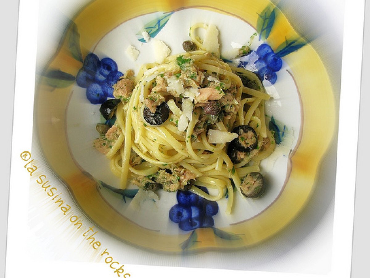 Linguine tonno, capperi, olive con scaglie di pecorino romano D.O.P., foto 1