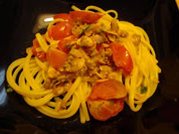 LINGUINE VONGOLE POMODORINI E ZAFFERANO