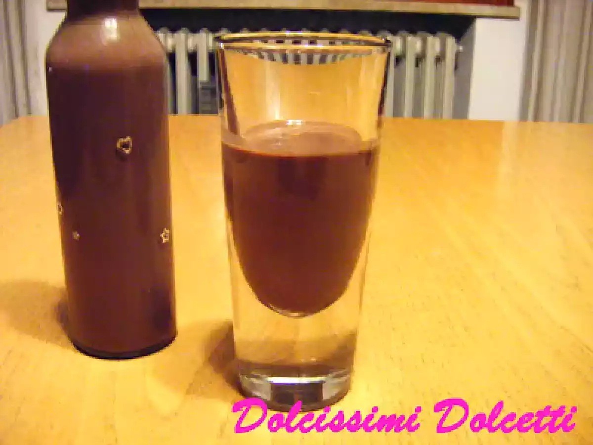 Liquore al cioccolato profumato alla cannella