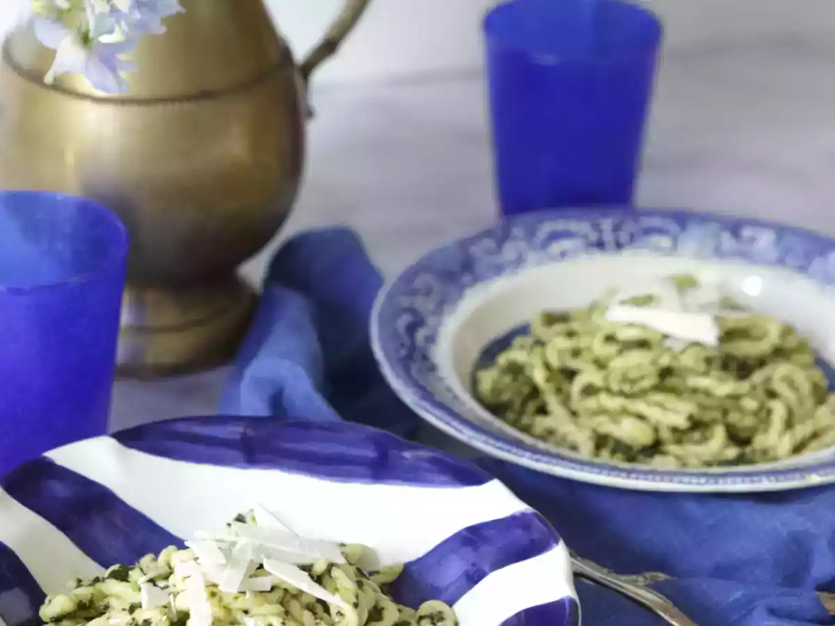Lorighittas con pesto di cavolo nero, pasta sarda intrecciata a mano