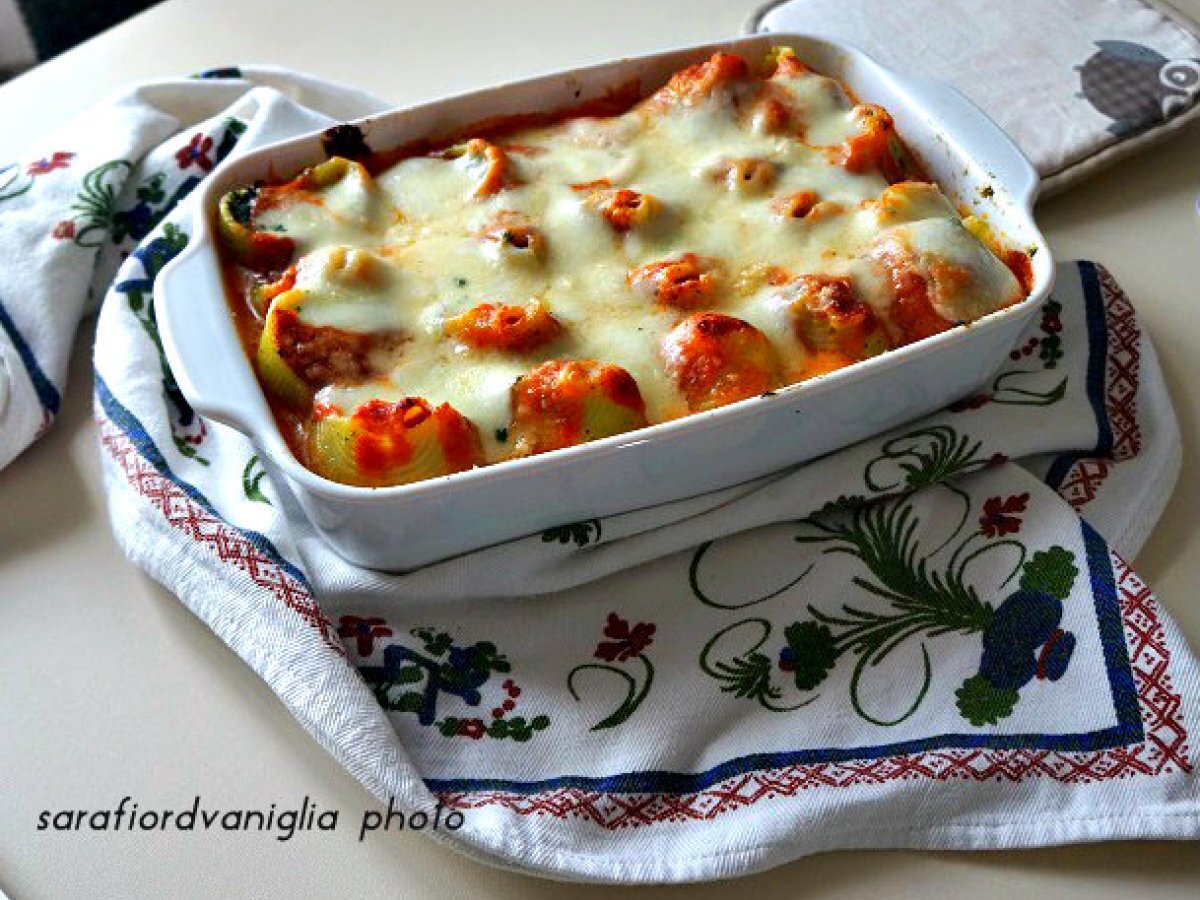 Lumaconi ripieni di ricotta e spinaci alla pizzaiola