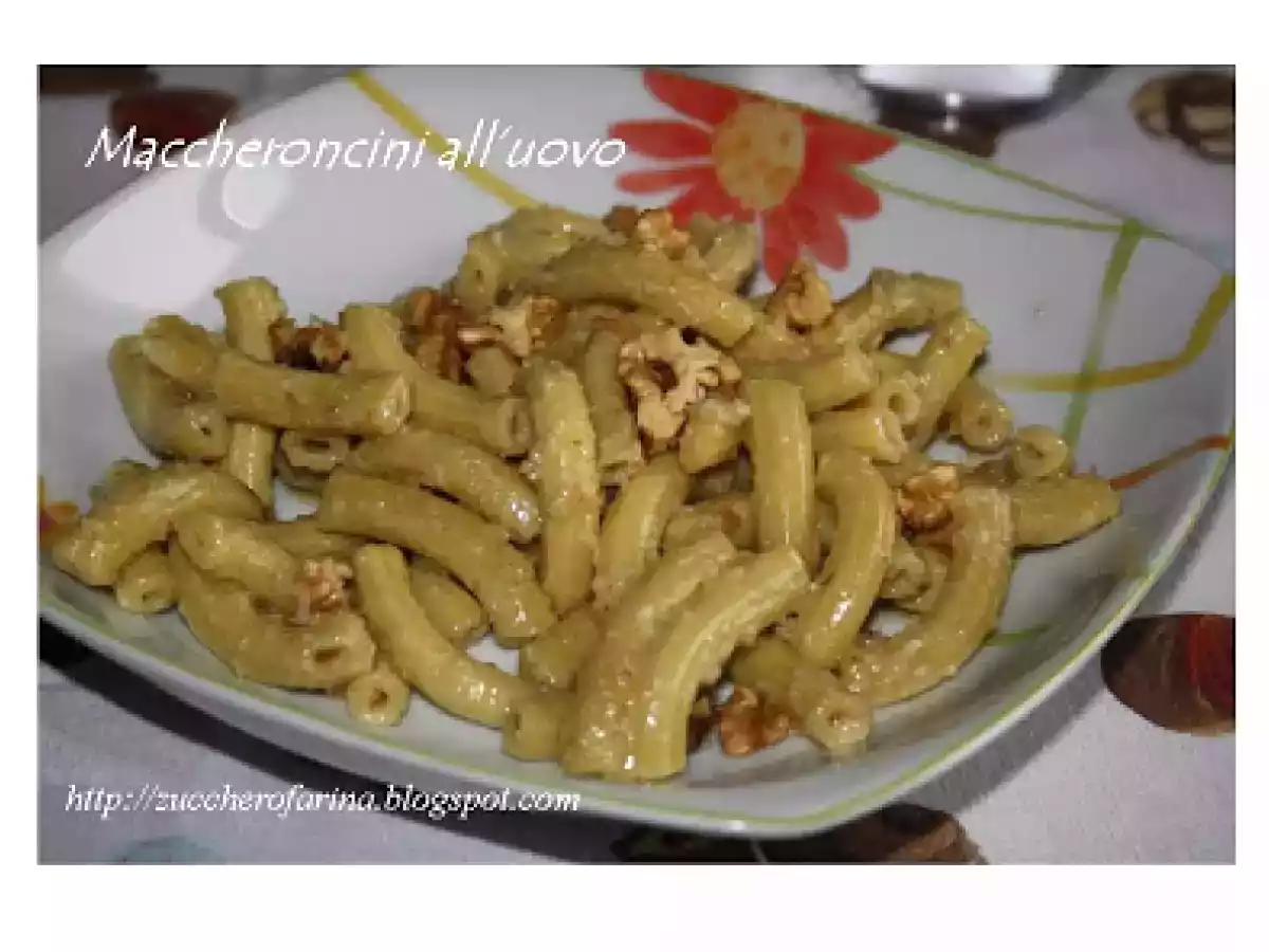 Maccheroncini all'uovo fatti in casa con il torchio