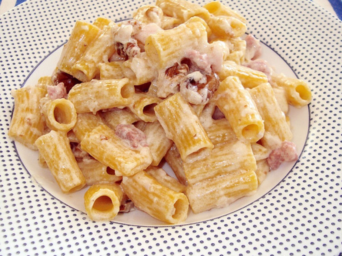 Maccheroncini con bacon, philadelphia e noci