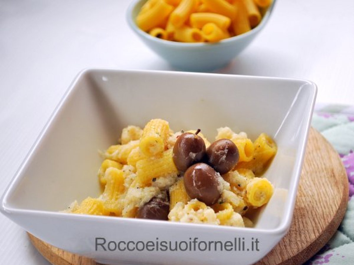 Maccheroncini con crema di baccalà e olive